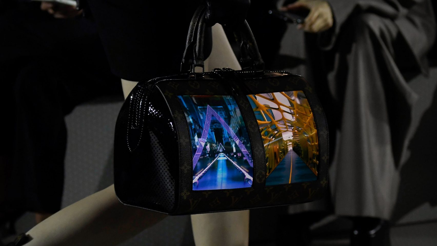 Louis Vuitton zveřejnil kolekci kabelek s flexibilními OLED displeji | comicsahoy.com
