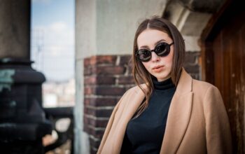 Young,Beautiful,Woman,With,Long,Brown,Hair,In,Sunglasses,On