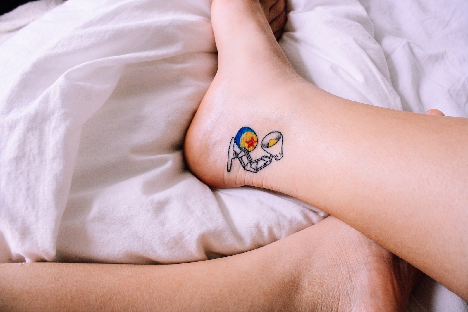minimalistické tetování na nohu