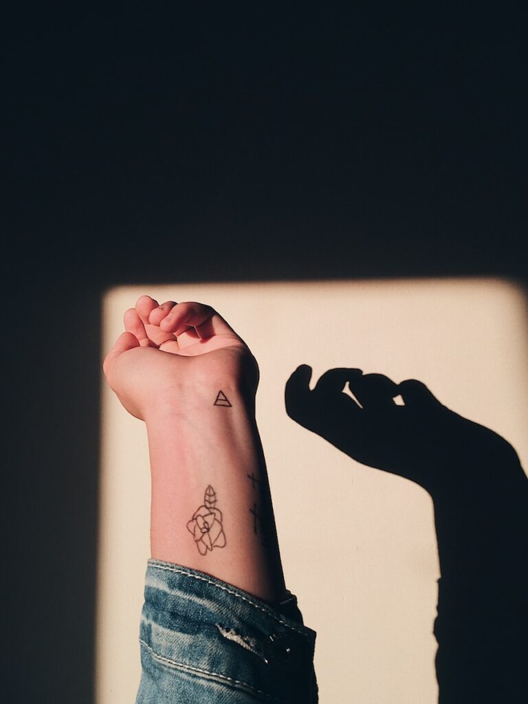 tetování na zápěstí jemné
