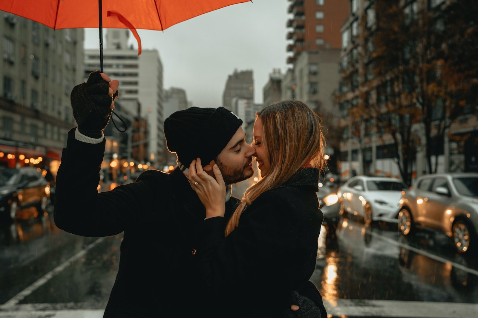 Muž gentleman drží deštník nad ženou