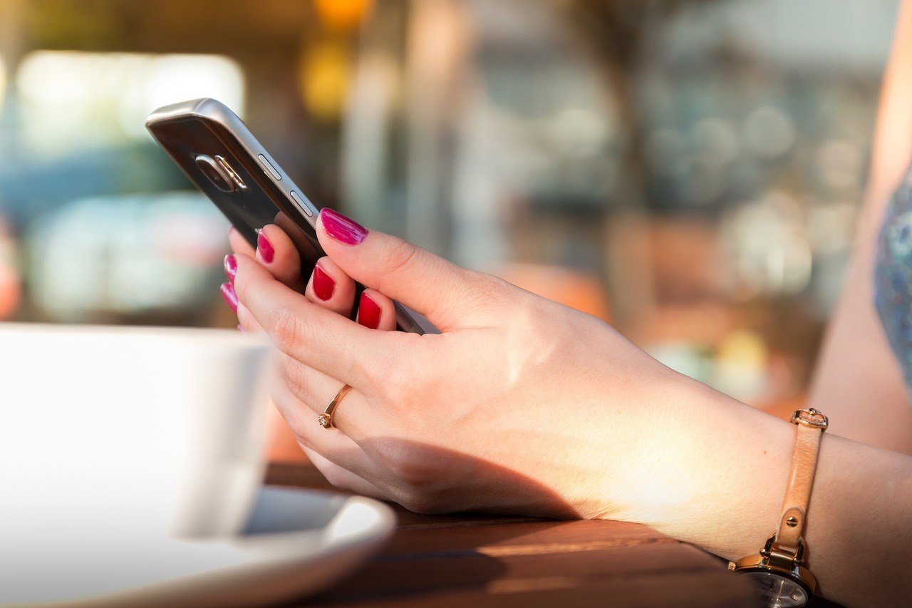 hands, holding, smartphone