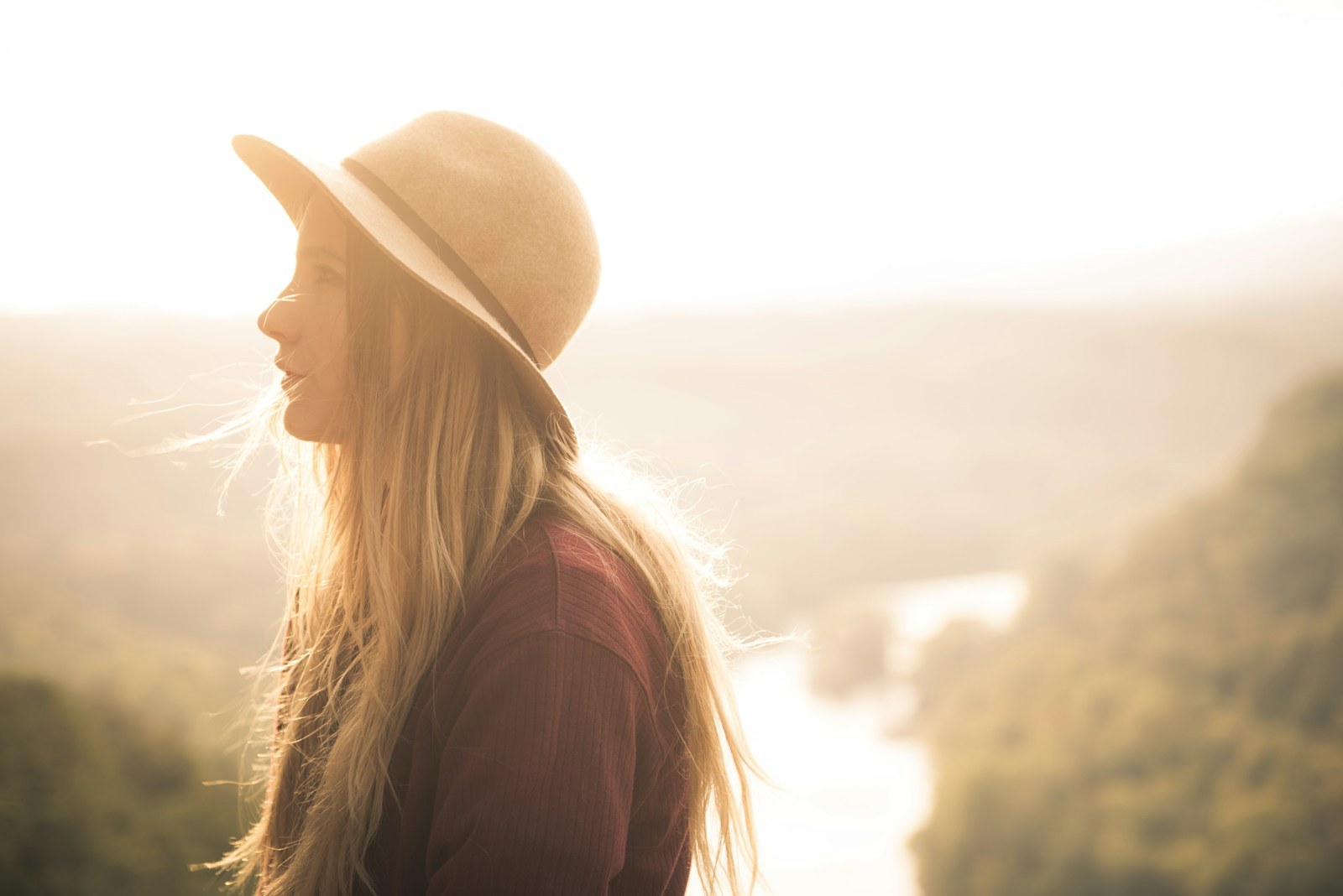 woman wearing brown sun hat